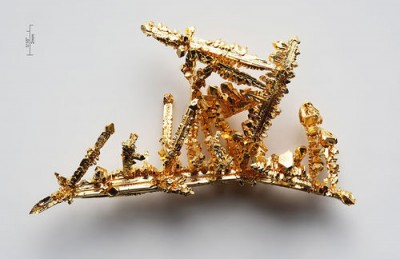 Synthetic made gold crystals by the chemical transport reaction in chlorine gas. Purity >99.99% Photo by Alchemist-hp (Wikipedia)