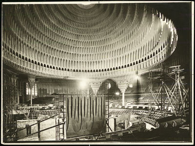 Poelzig Hans (1869-1936), Großes Schauspielhaus in Berlin (1919): Innenräume im Bau. Foto auf Papier, 18 x 24 cm (inkl. Scanränder). TU UB Plansammlung Inv. Nr. F 1600.